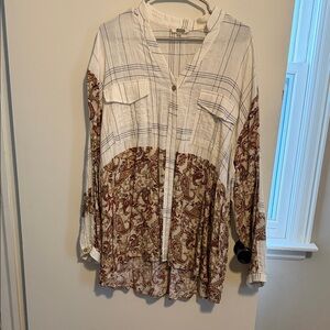 Gimmicks by BKE White and Brown Paisley Top